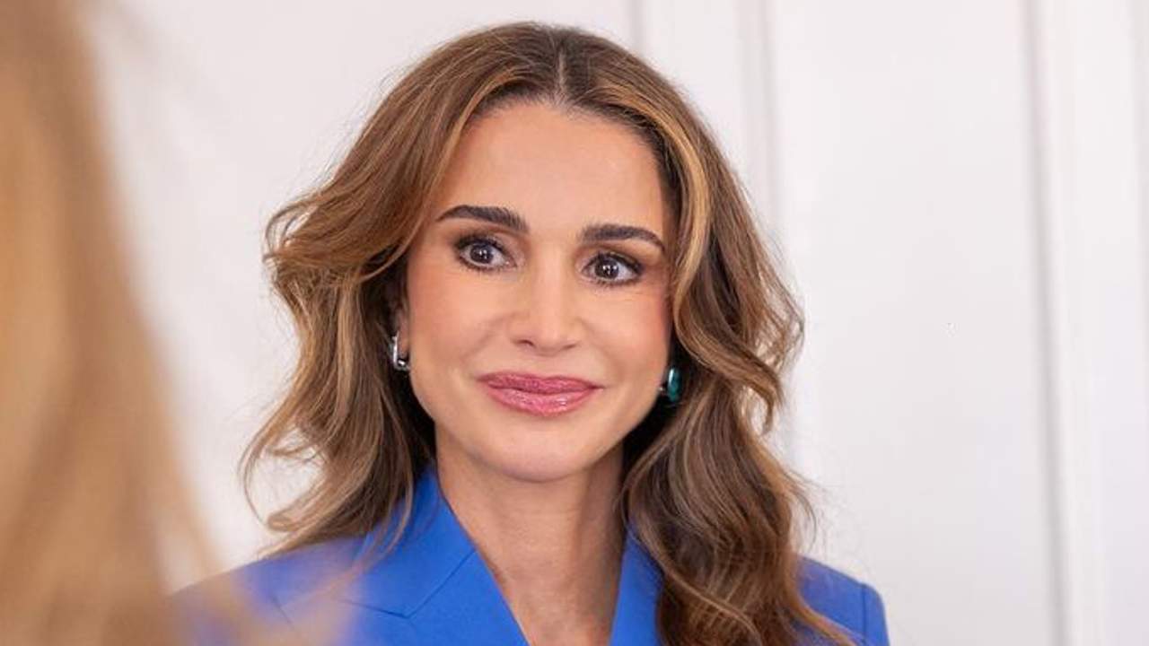 Rania de Jordania arrasa con el traje azul klein de invitada más elegante que hace tipazo