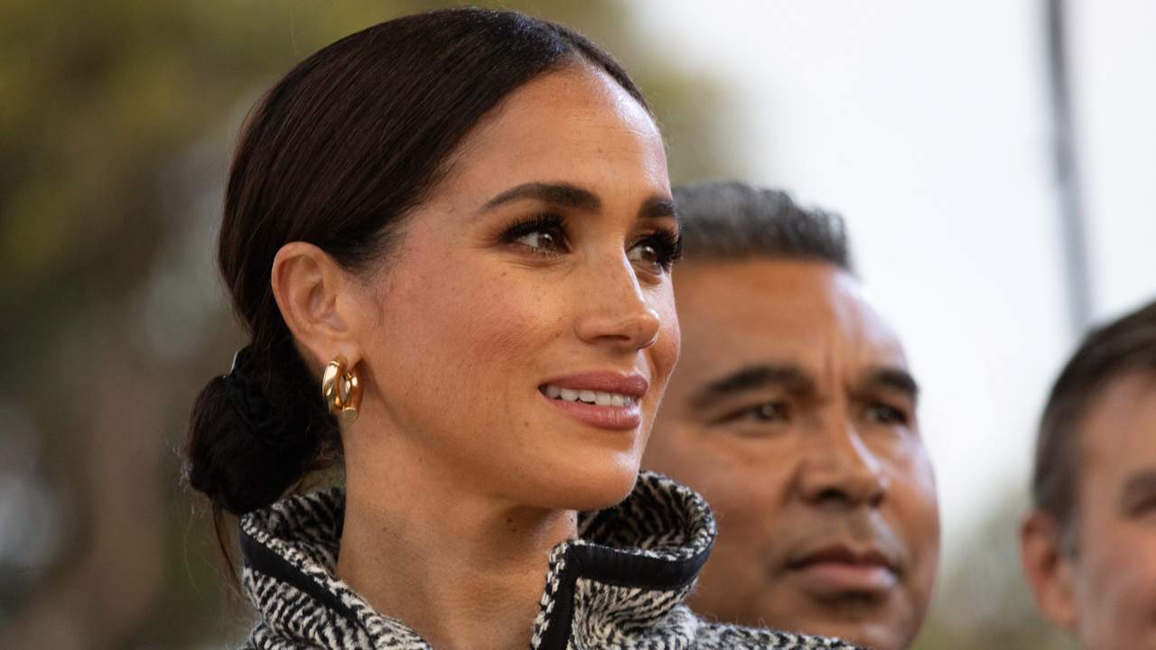 Meghan Markle estrena el abrigo capa más elegante que será máxima tendencia este invierno