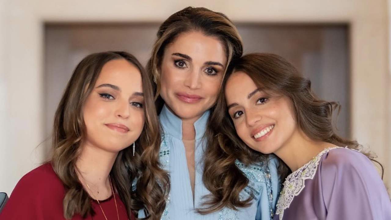 Rania de Jordania felicita a sus hijas Imán y Salma con una imagen inédita 