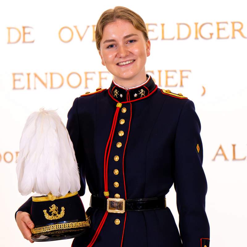Elisabeth de Bélgica allana el camino a la princesa Leonor: Así ha sido su jura de bandera