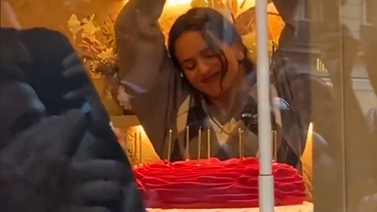 El vídeo viral de Rosalía repartiendo pastel a sus fans en París para celebrar su cumpleaños