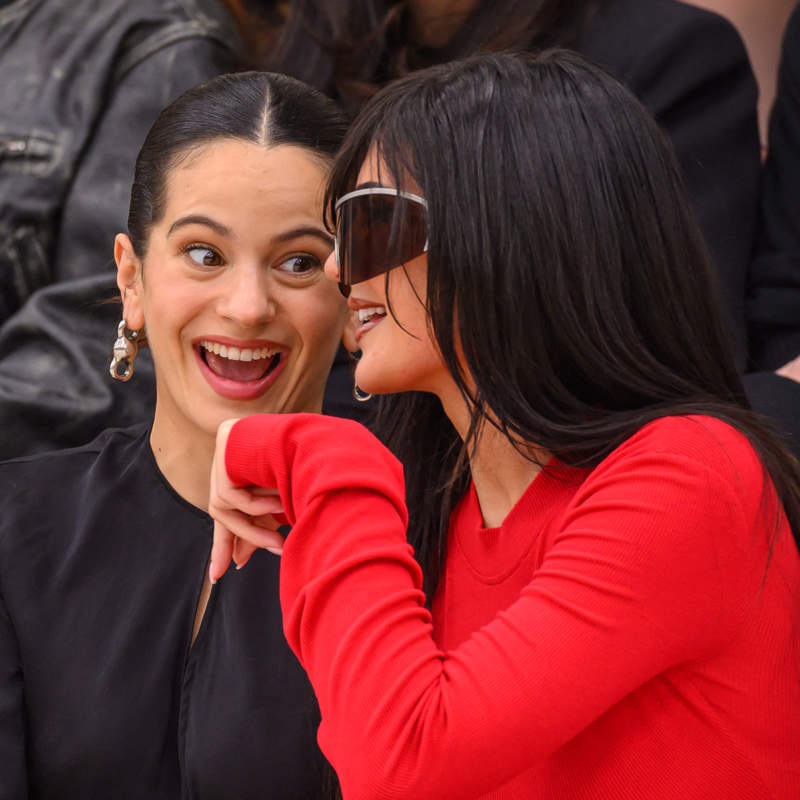 Rosalía y Kylie Jenner, uña y carne en el desfile de Acne Studios: así surgió su amistad
