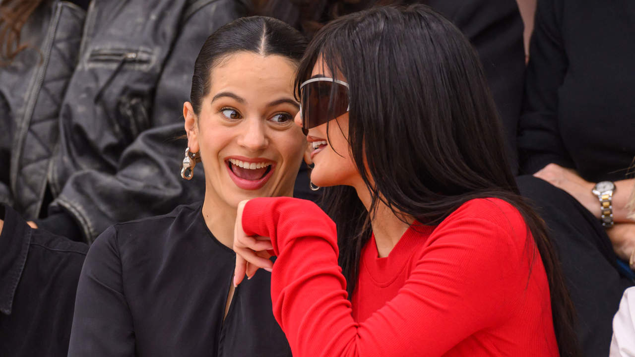 Rosalía y Kylie Jenner, uña y carne en el desfile de Acne Studios: así surgió su amistad