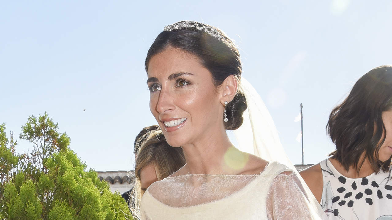 Catalina Vereterra enamora con su vestido de novia en su boda con Javier Prado: beige, con capa y falda sirena