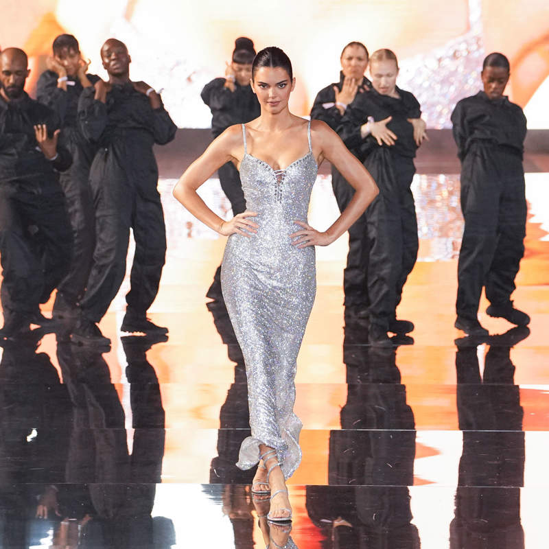 De Kendall Jenner a Eva Longoria: los mejores looks del desfile de L'Oréal en la semana de la moda de París