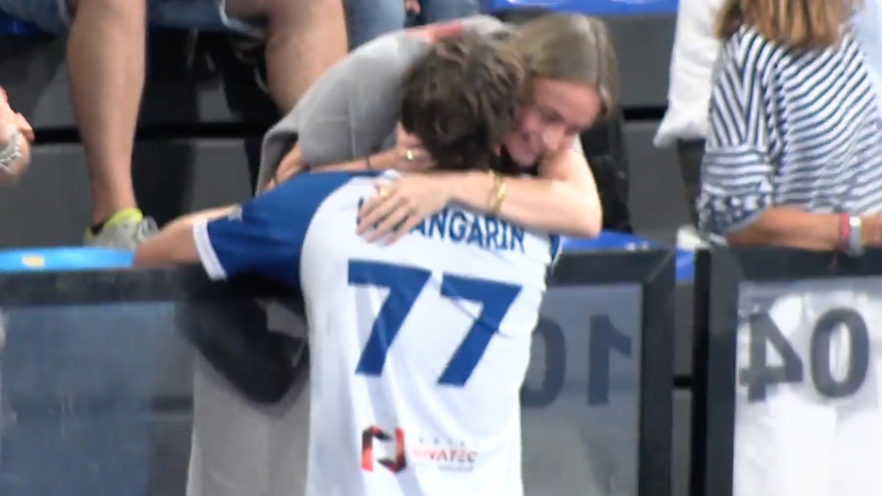 Pablo Urdangarin y Johanna Zott se funden en un tierno beso en pleno partido de balonmano