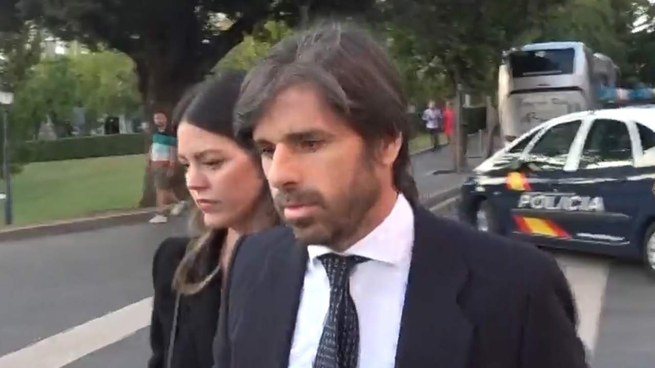 Álvaro Falcó acude al funeral de su madre, Marta Chávarri, con Isabelle Junot