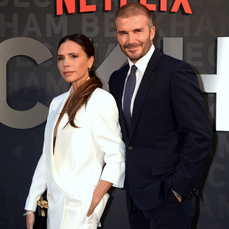 David y Victoria Beckham posan por todo lo alto con sus hijos y nueras en el estreno del documental de Netflix