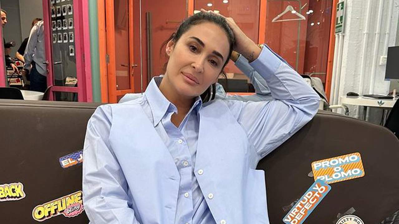 La bomber blanca viral de Zara que lleva Vicky Martín Berrocal con pantalones culotte anchos y elegantes