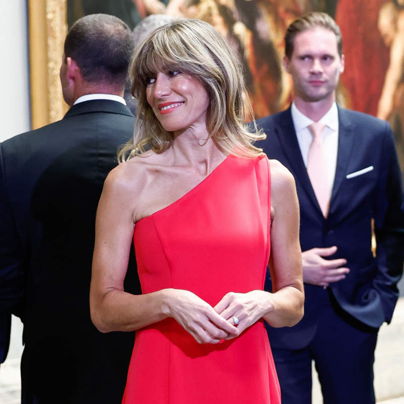 Begoña Gómez, con looks de invitada sencillos