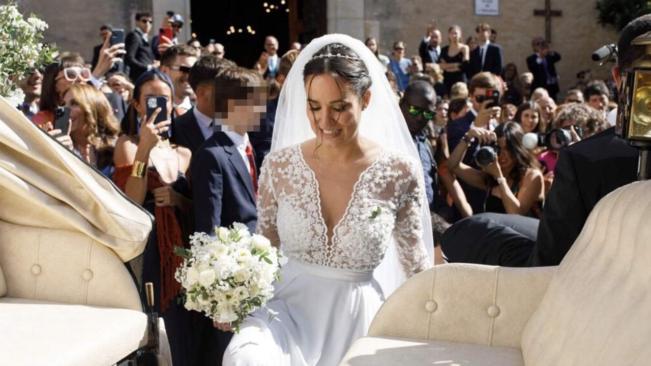El vestido de novia de Carolina Monje de corte clásico: manga larga, con transparencias y flores en 3D