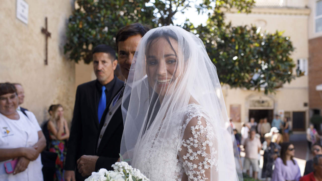 Carolina Monje, ex de Álex Lequio, pletórica en su romántica boda con Álex Lopera