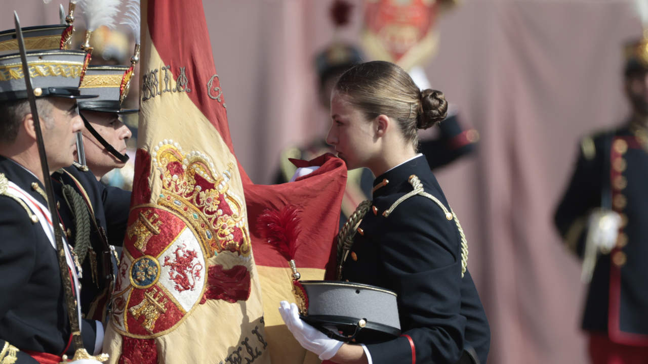 El vídeo del beso a la bandera de la princesa Leonor en la Academia Militar de Zaragoza