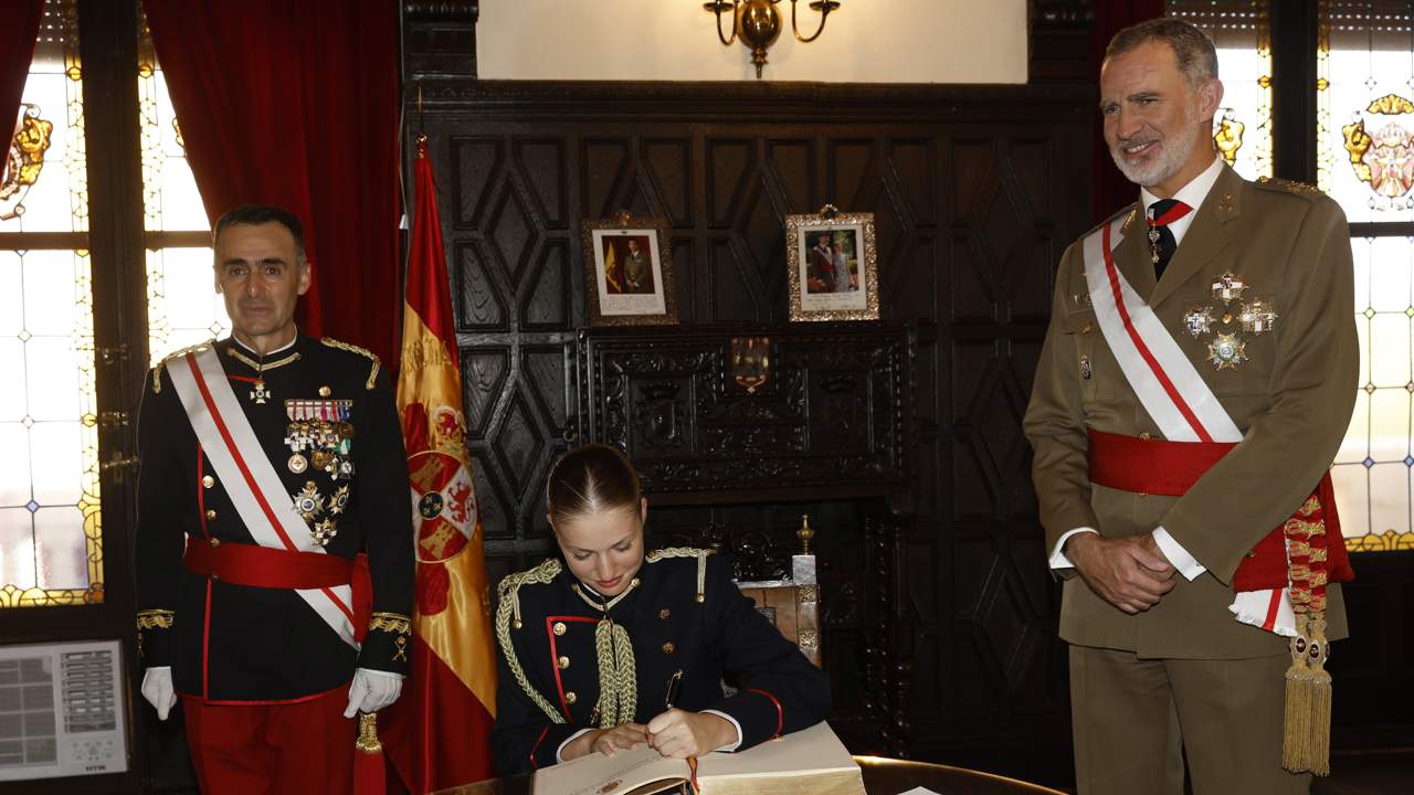 Leonor firma en el Libro de Honor tras su jura de bandera ante un Felipe muy orgulloso