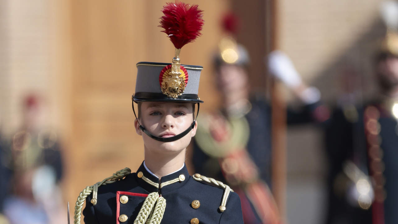 Leonor, muy atenta a las emotivas palabras que su padre el rey Felipe VI le ha dedicado tras el beso a la bandera