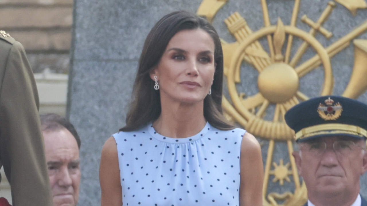 Letizia, madre orgullosa en la Jura de Bandera, elegante con su vestido de invitada de lunares más favorecedor