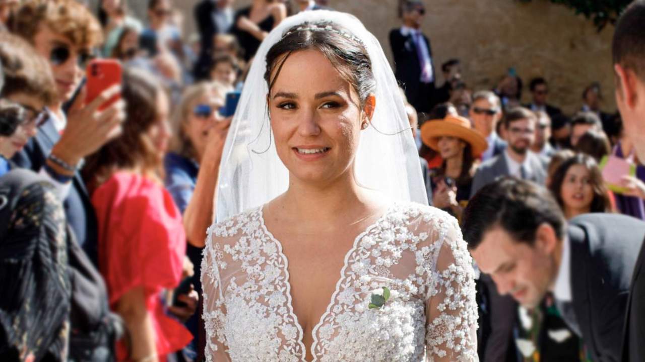 Encaje, brillo y transparencias: Los tres vestidos de novia de Carolina Monje en el día de su boda