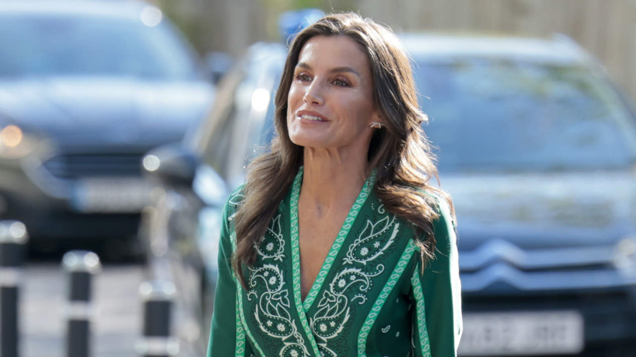 La reina Letizia elige su vestido verde favorito para apoyar a la salud mental (con un poderoso mensaje oculto)