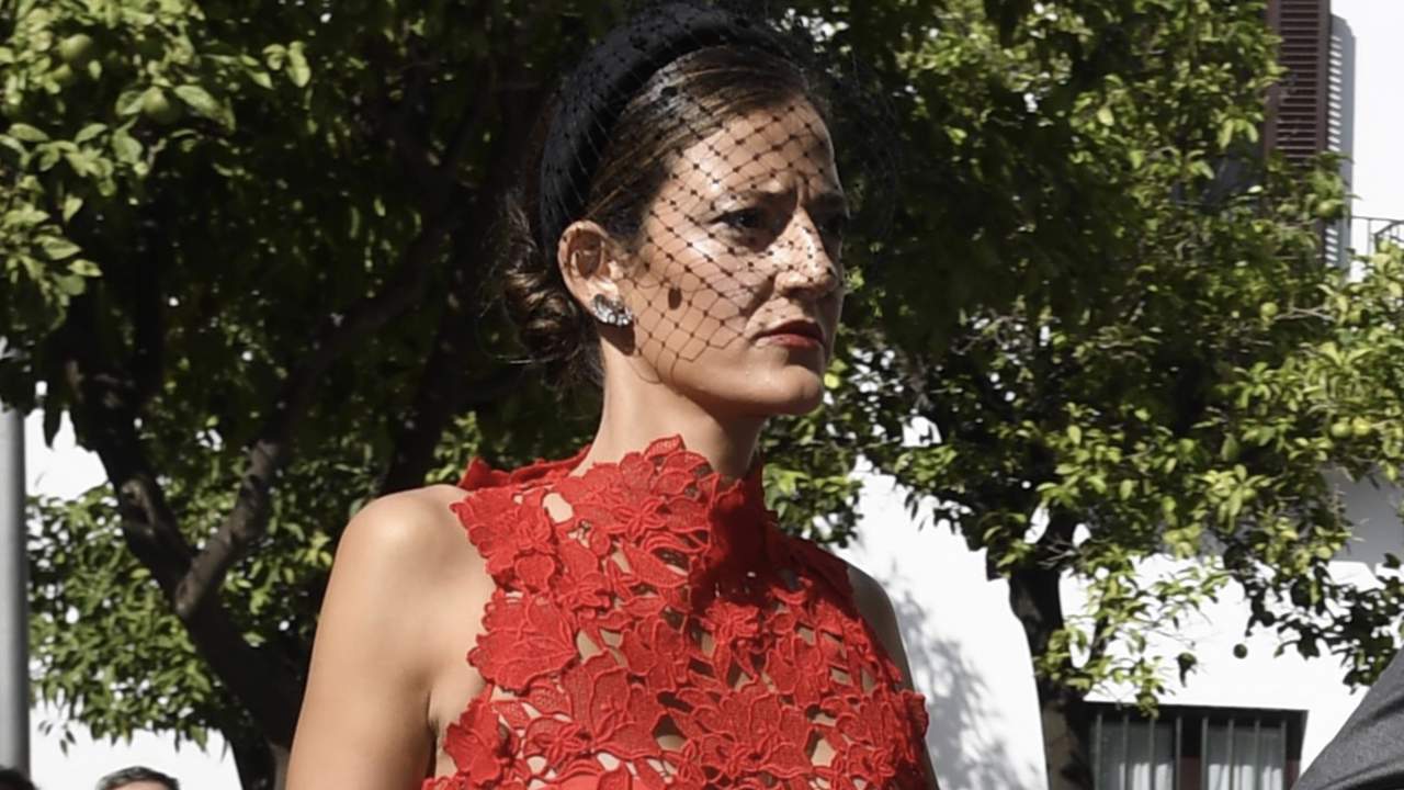 Clara Caruana, novia de Luis Medina, derrocha estilo y elegancia con encaje y tocado de rejilla en la boda de Victoria de Hohenlohe