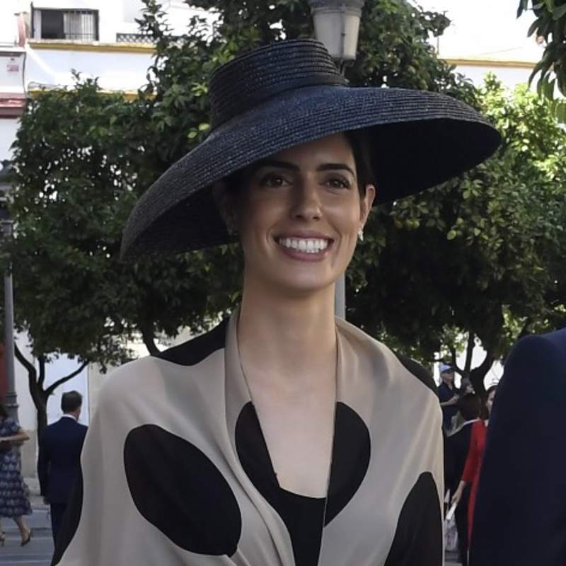 Sofía Palazuelo, la mejor vestida en la boda de Victoria de Hohenlohe con el vestido túnica de lunares más elegante que hace tipazo