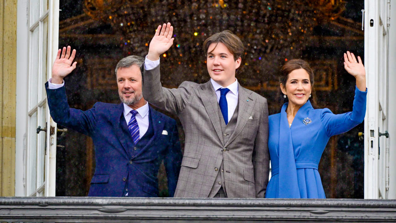 Christian de Dinamarca, rodeado de toda su familia, reaparece desde el balcón de palacio en su 18 cumpleaños