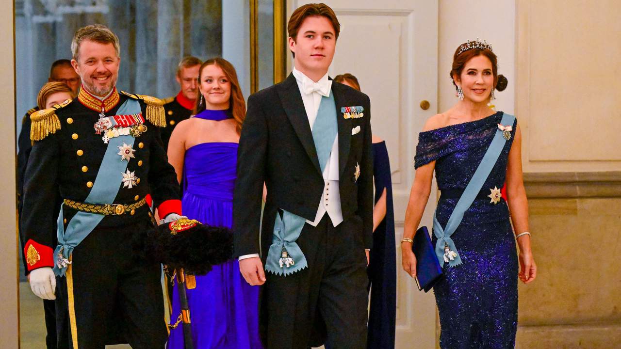 Desfile de tiaras y vestidos de gala en Copenhague en la recepción por el 18 cumpleaños de Christian de Dinamarca