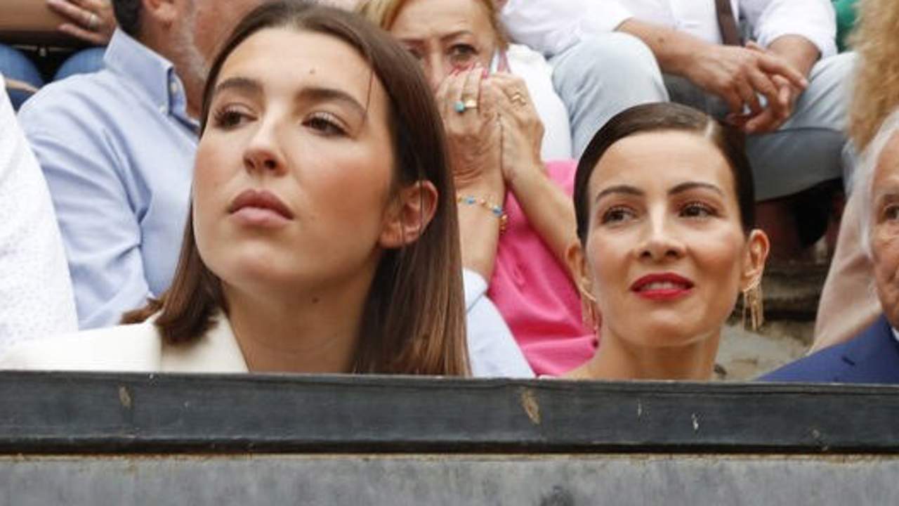 Virginia Troconis y Alba Díaz, muy unidas, arropan a Manuel Díaz 'El Cordobés' el día de su despedida