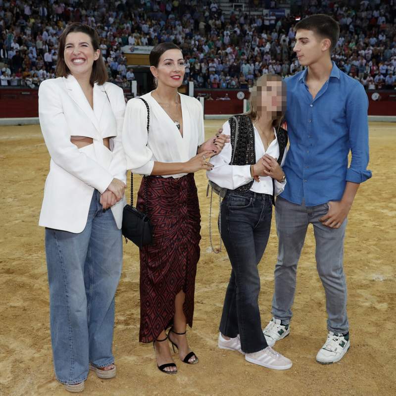 Las tiernas imágenes de Alba Díaz con sus hermanos en la emotiva despedida de Manuel Díaz 'El Cordobés'