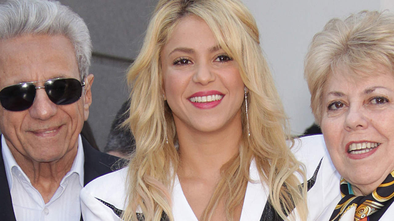 Un nuevo revés para Shakira: viaja de urgencia a Colombia porque la salud de su madre se complica