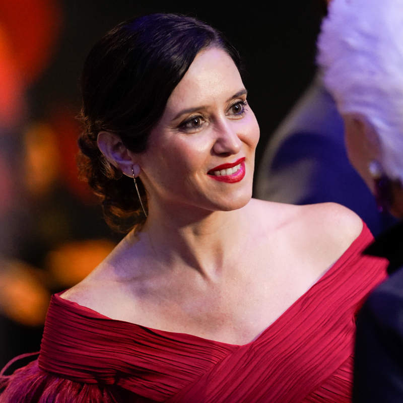Isabel Díaz Ayuso triunfa en Nueva York con un vestido rojo pasión: marca España y con plumas naturales
