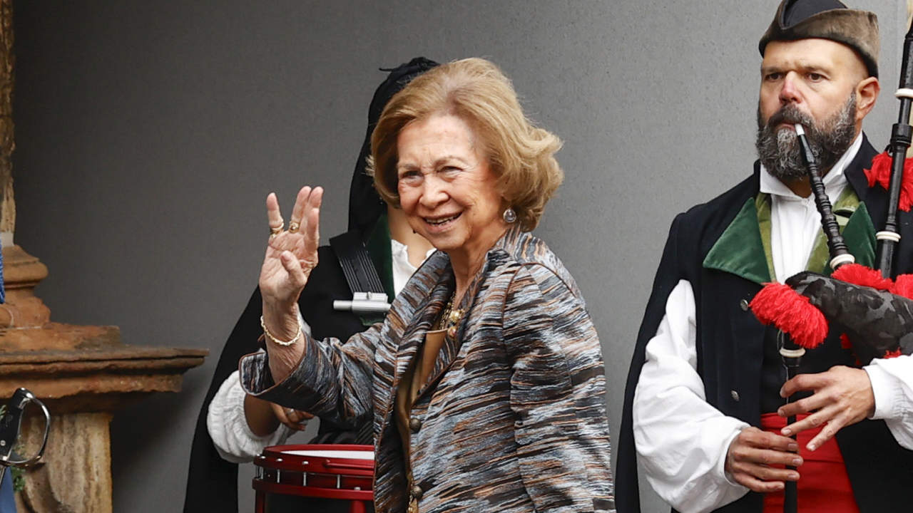La reina Sofía llega sonriente a Asturias: así viven las abuelas de Leonor su día grande en los Premios Princesa de Asturias