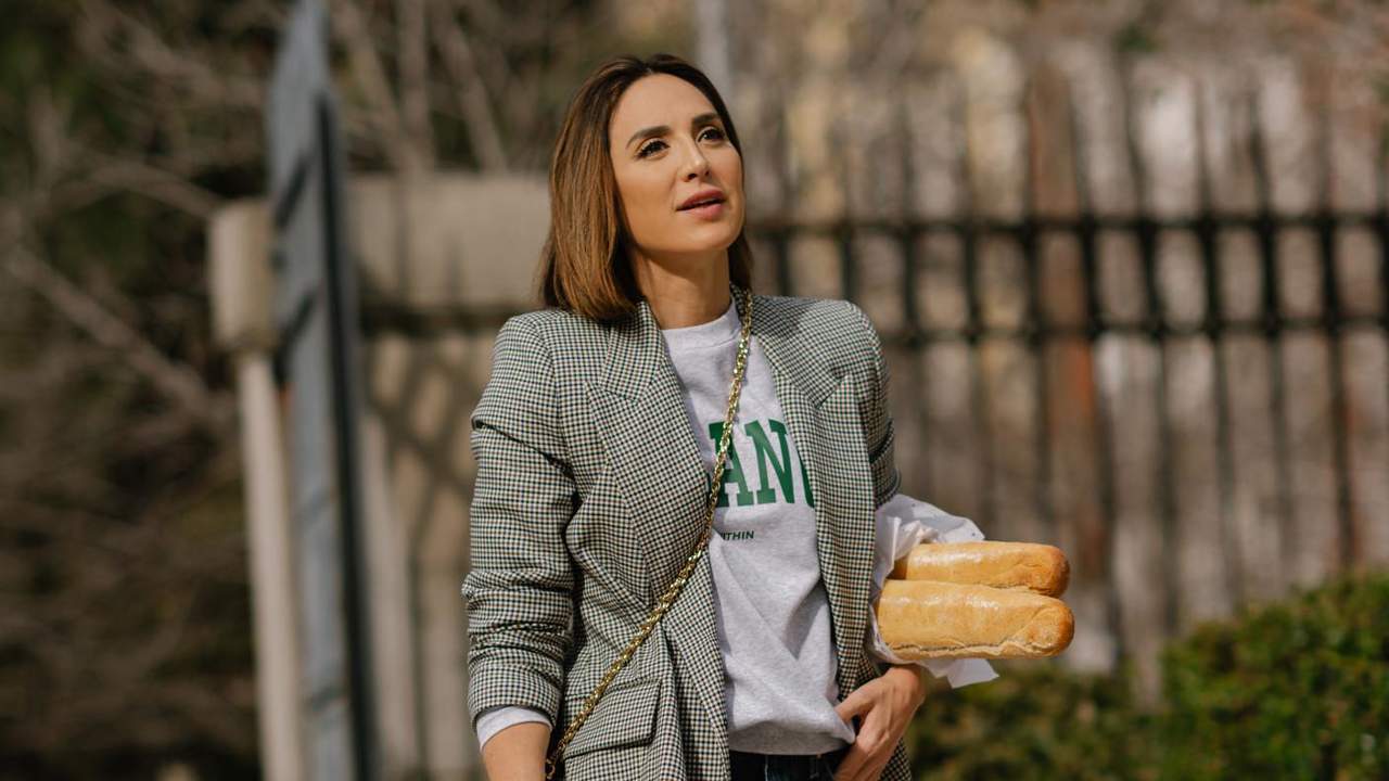 Tamara Falcó luce la gabardina que adorarán las que no quieren chubasquero para ir elegante los días de lluvia