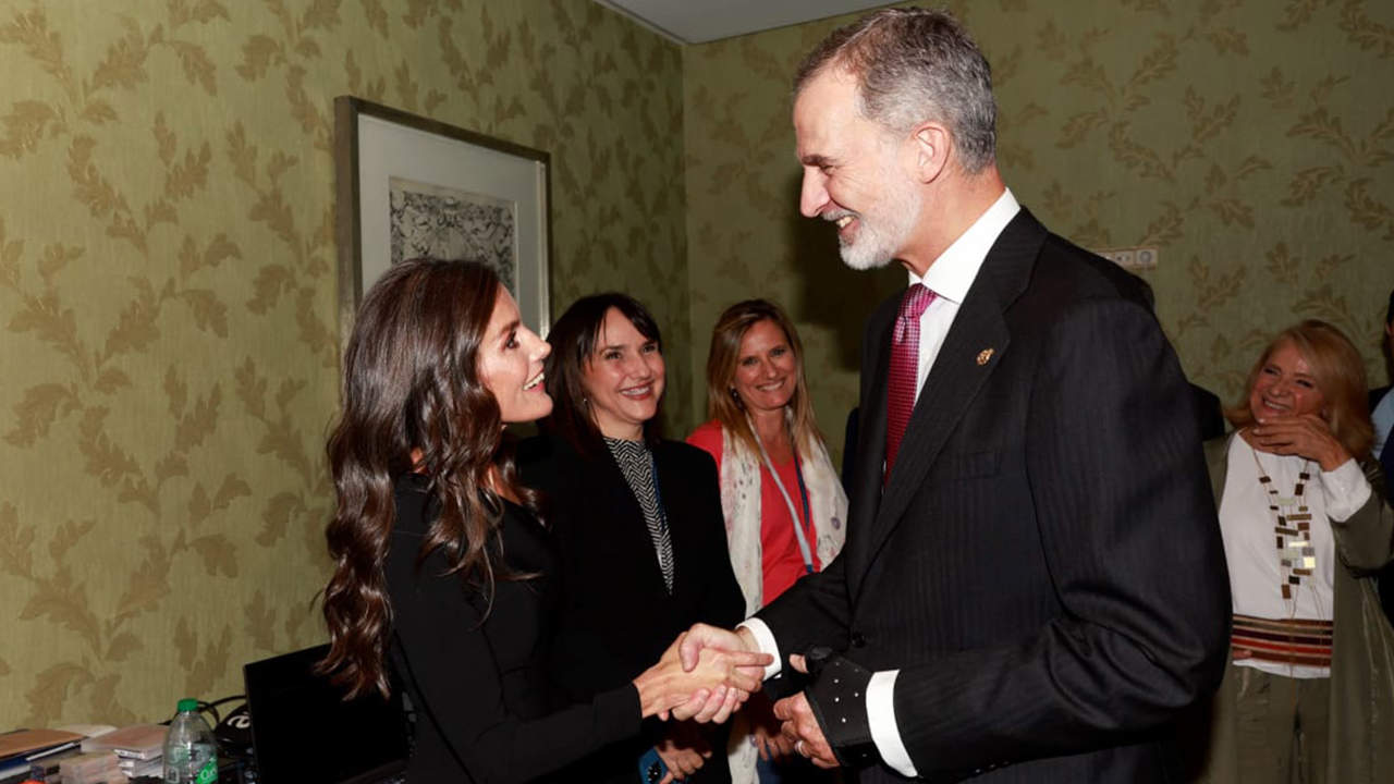 El rey Felipe VI y la reina Letizia recrean su primera (y romántica) foto juntos, 20 años después