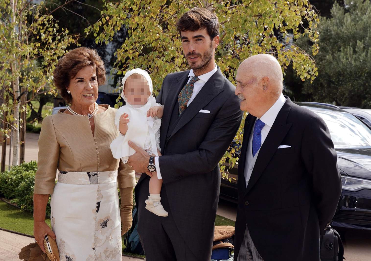 Luis Zamalloa con su hija y sus padres