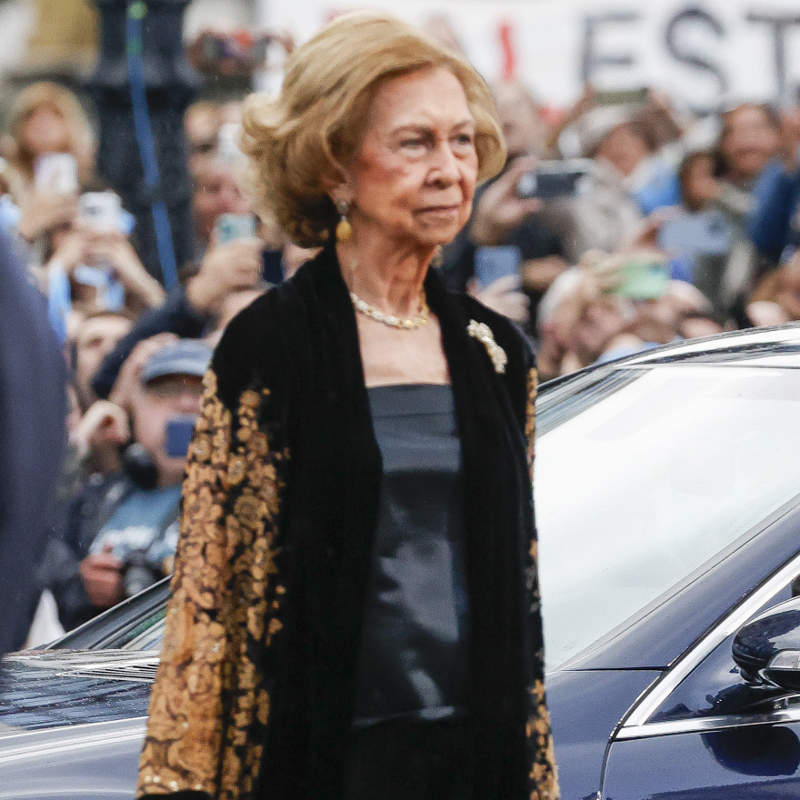 La reina Sofía tiene la túnica de terciopelo que desatará la locura entre las invitadas de boda +60 de este invierno