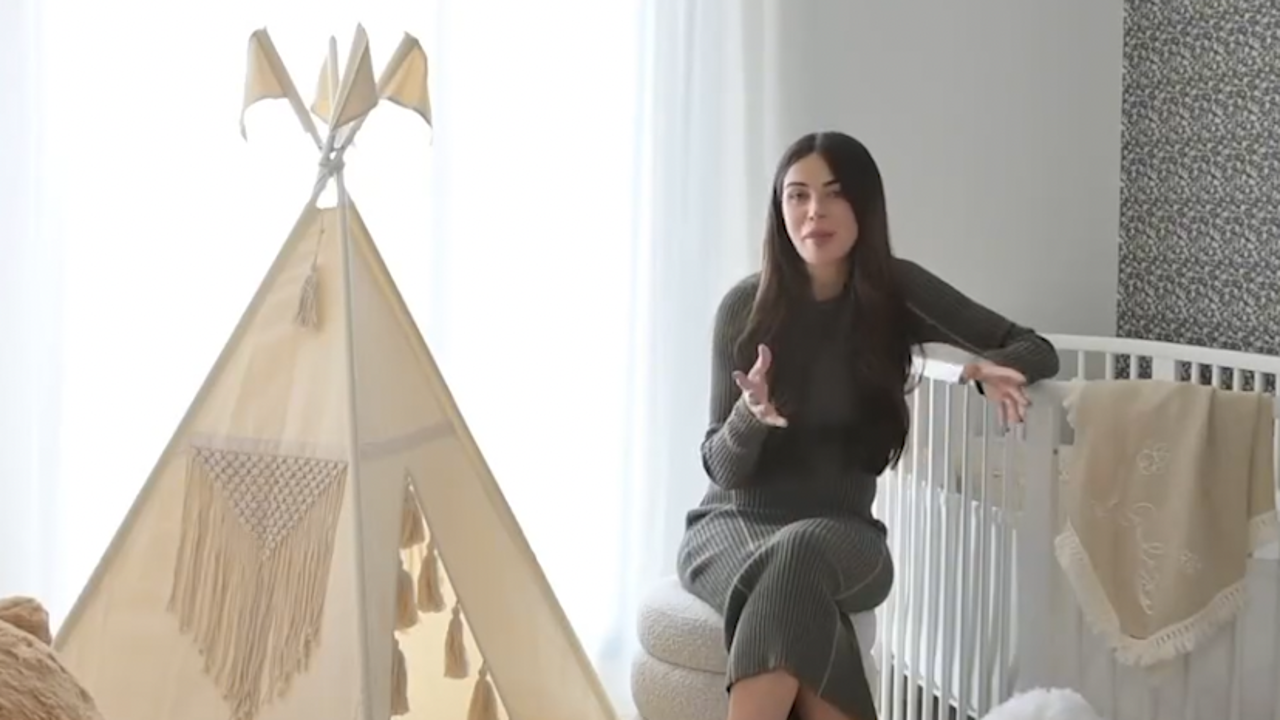 Violeta Mangriñán muestra la coqueta habitación de su hija Gala en su nueva casa de Madrid