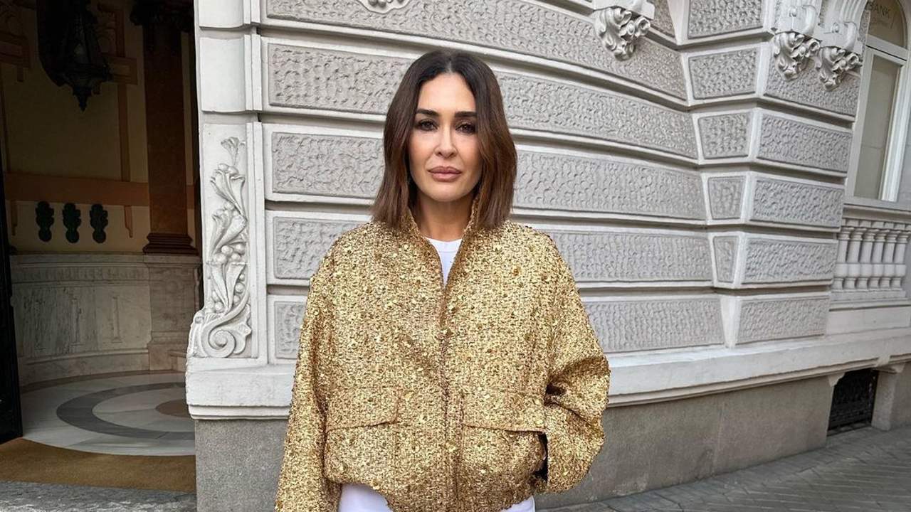 Vicky Martín Berrocal está agotando en Zara la sudadera joya que a los 50 queda juvenil y elegante con vaqueros