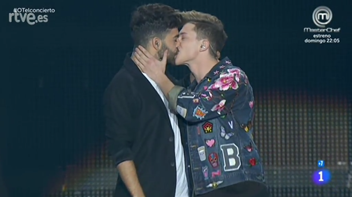 Beso entre Agoney y Raoul