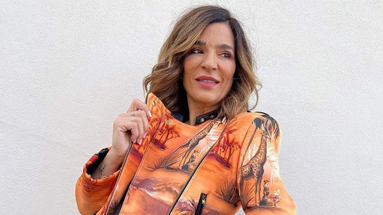 Raquel Bollo triunfa con la blazer de Zara perfecta que lleva con jeans rectos y los mocasines de moda en Primark