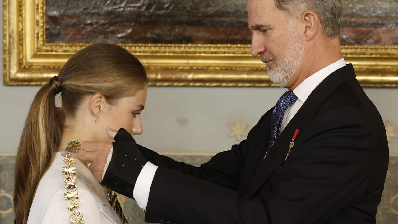 El significado del Collar de la Orden de Carlos III que ha recibido la princesa Leonor en la jura de la Constitución
