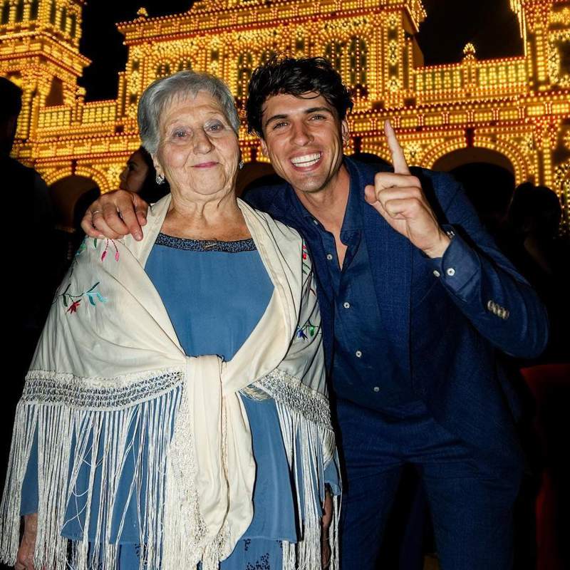 Daniel Illescas con su abuela Carmen.