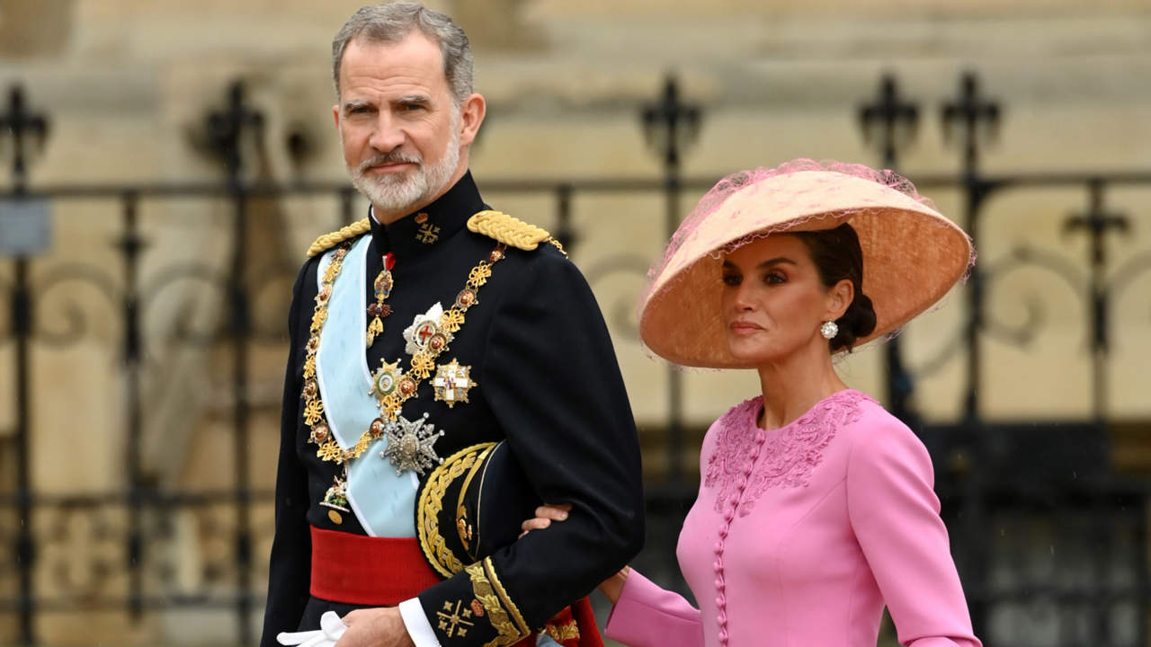 Una polémica, un secreto y varias crisis: Felipe y Letizia veinte años después de su compromiso oficial