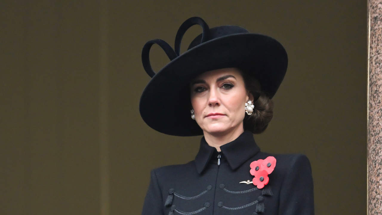 La elegancia de Kate Middleton en el Día del Recuerdo con su abrigo negro militar icónico y lujosos pendientes