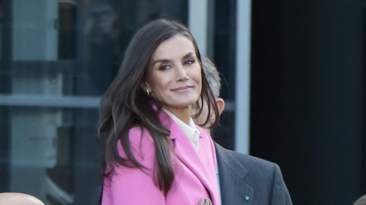 El look +50 más cañero de la reina Letizia: cazadora biker, pantalones negros y jersey de punto 