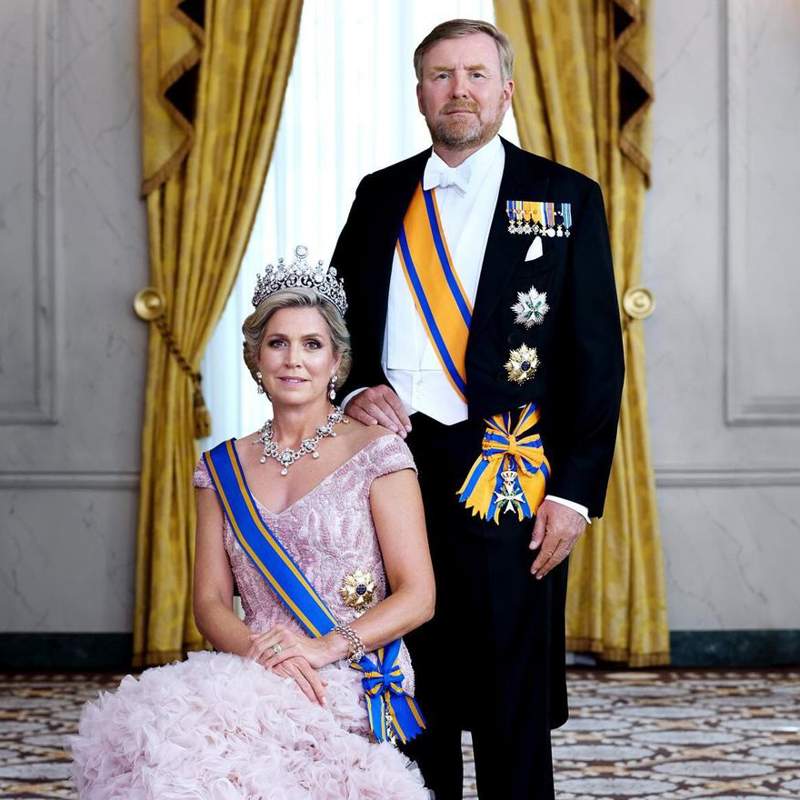 Joyas de incalculable valor y un vestido majestuoso: Las imágenes del nuevo retrato oficial de Máxima y Guillermo de Holanda por su décimo aniversario en el trono