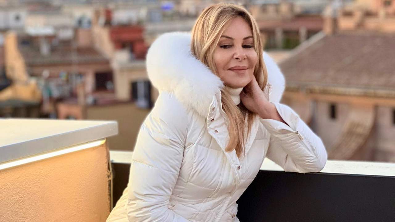 Ana Obregón con un plumífero blanco