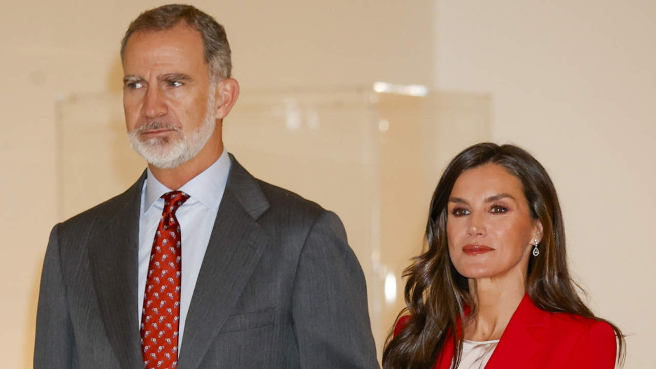 El rey Felipe se salta una de las estrictas normas de Letizia aprovechando su ausencia