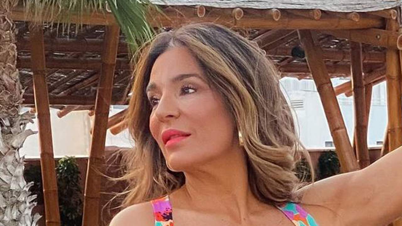 Raquel Bollo arrasa con look de invitada favorito de las de rozan los 50: elegante, juvenil y con un toque sexy