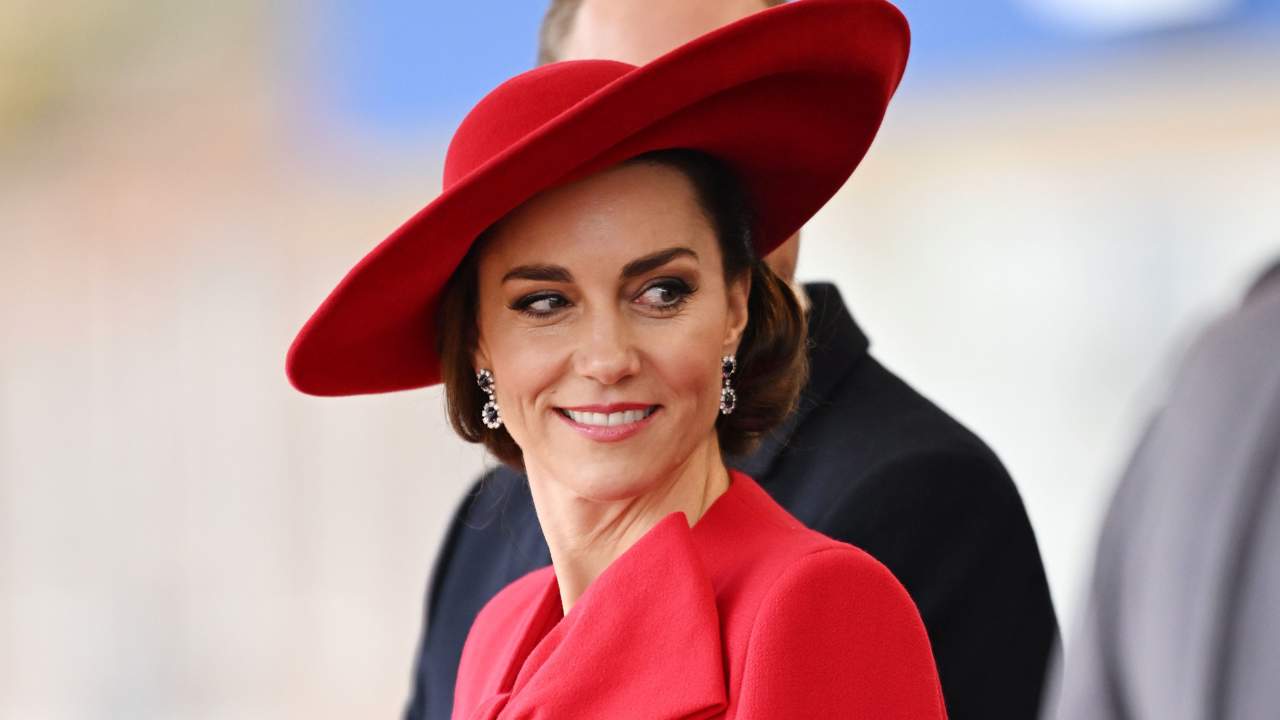 Kate Middleton se suma a la pasión por el rojo navideño: un sofisticado abrigo capa y los pendientes de zafiro Diana