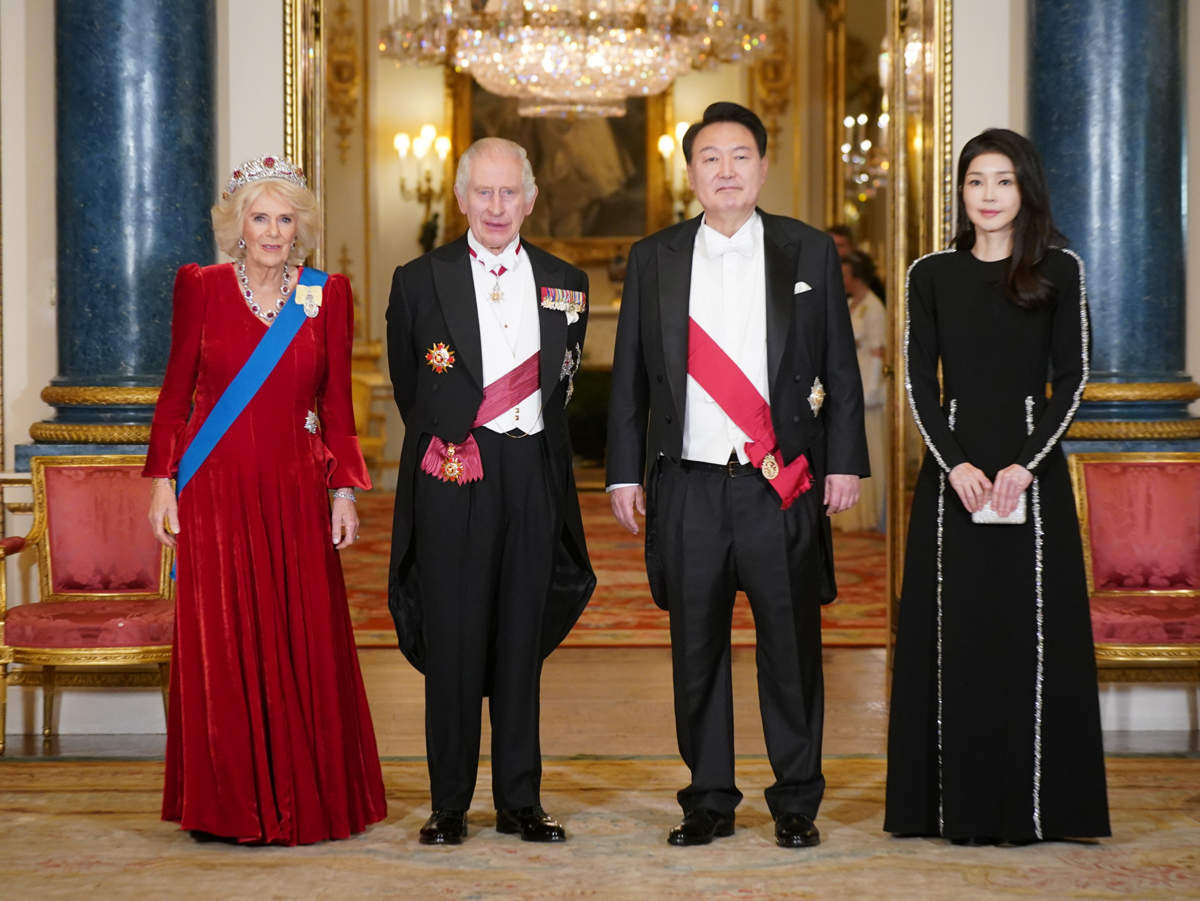 Camilla y Carlos de Inglaterra con el presidente de Corea del Sur